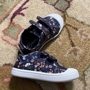 Never worn- Cat & Jack size 7 toddler shoes